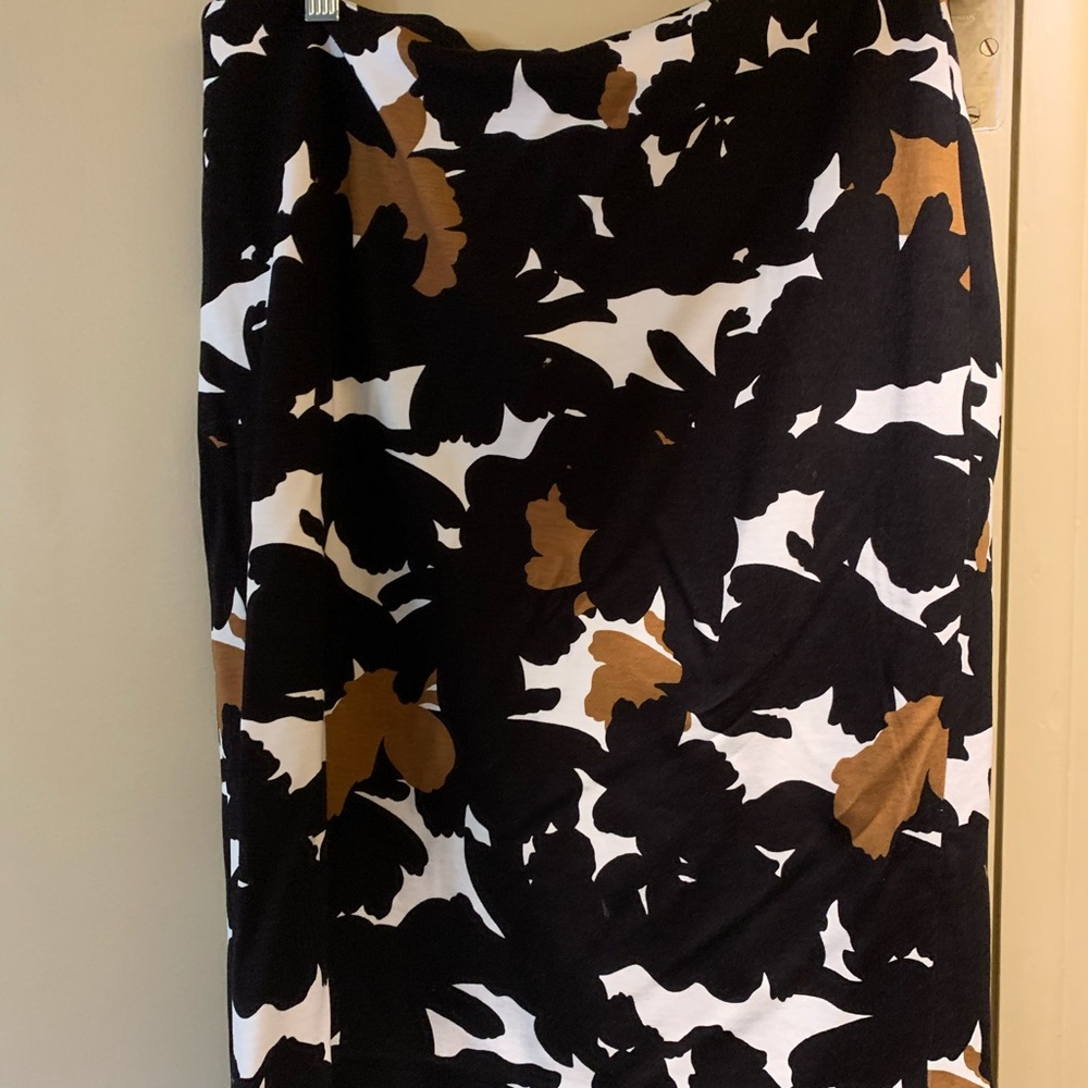 Cute midi skirt for summer work.